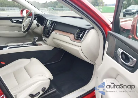 2020 Volvo Xc60 T5 Inscription z USA, uszkodzony, nr VIN YV4102RL4L1534935